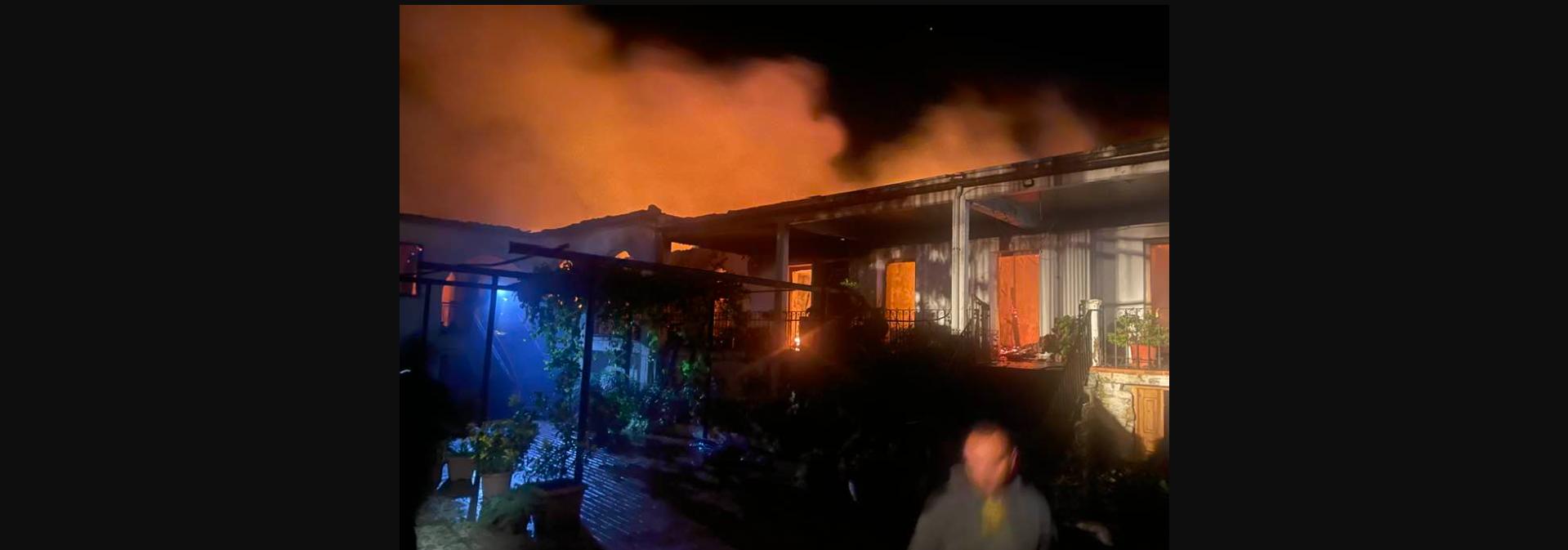 Φωτιά στην Αρκαδία – Καίει στο Μετόχι της Ιεράς Μονής Παναγίας της Κανδήλας