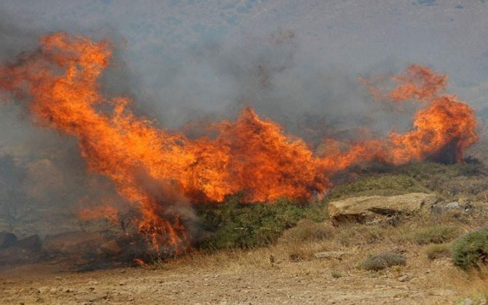 Καλύτερη η εικόνα της φωτιάς στην Κέρκυρα – Δεν απειλούνται κατοικίες (upd)