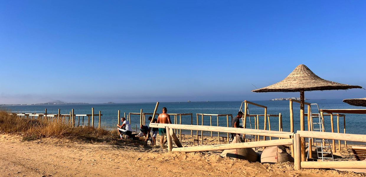 Το «τερμάτισαν» στη Νάξο: Έβαλαν ξανά τις ξαπλώστρες στις παραλίες μέσα στη νύχτα μετά τους ελέγχους