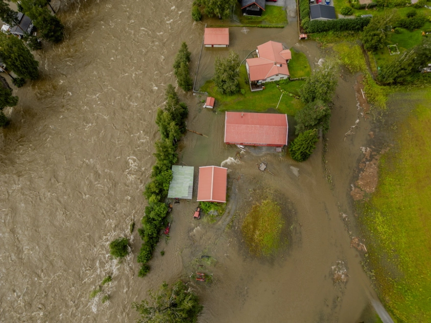 Νορβηγία: Τεράστια προβλήματα από τις πλημμύρες – Τα νερά παρασύρουν τα πάντα στο πέρασμά τους