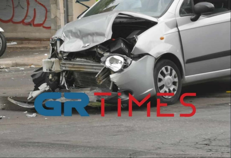 Τέσσερα τροχαία μέσα σε λίγες ώρες στη Θεσσαλονίκη: Πέντε άνθρωποι τραυματίστηκαν – Δείτε φωτογραφίες