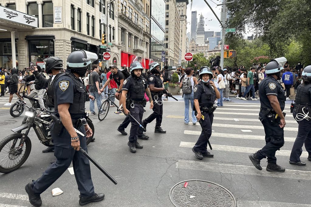 Νέα Υόρκη: Συγκέντρωση ανεξέλεγκτου πλήθους και το NYPD στέλνει σήμα για ενισχύσεις