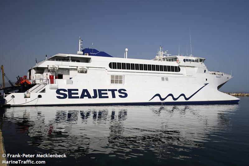 Κόλλησε η άγκυρα του «Naxos Jet» και του απαγορεύτηκε ο απόπλους – Ταλαιπωρία για 172 επιβάτες