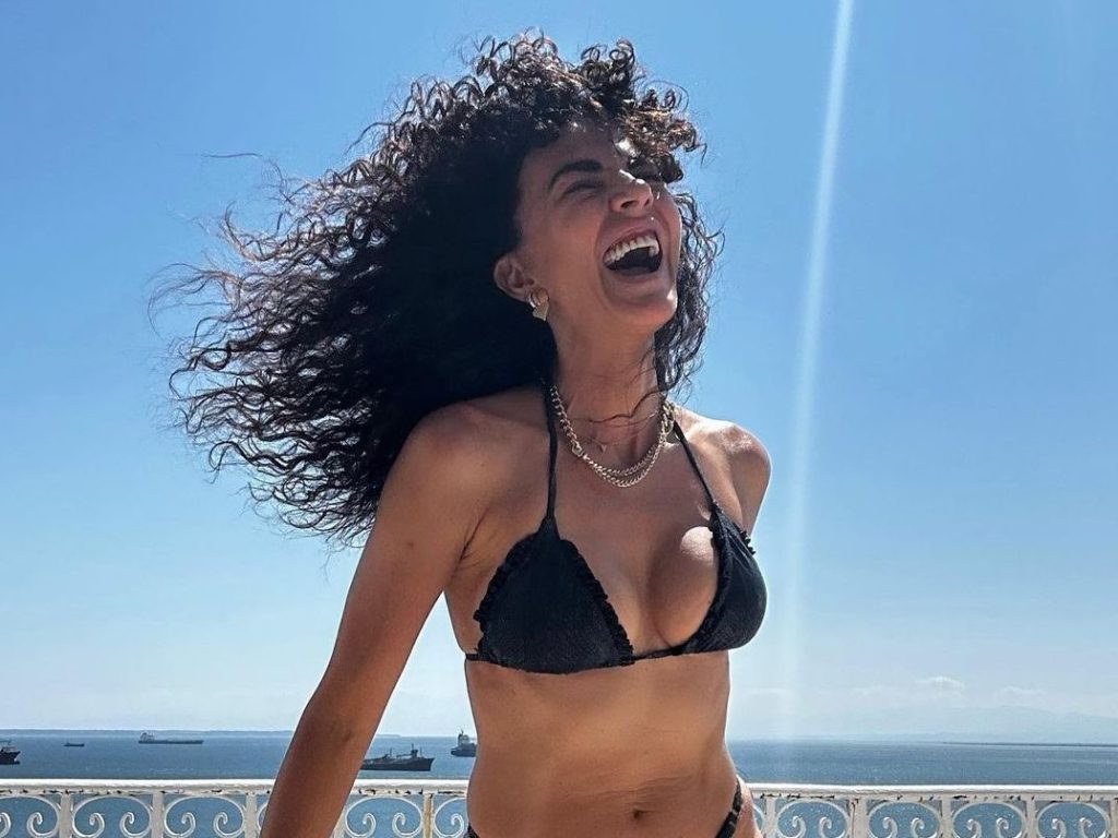 M.Σολωμού: Ποζάρει με λευκό μπικίνι και τακούνια και μας δείχνει το καλλίγραμμο κορμί της (φωτό)