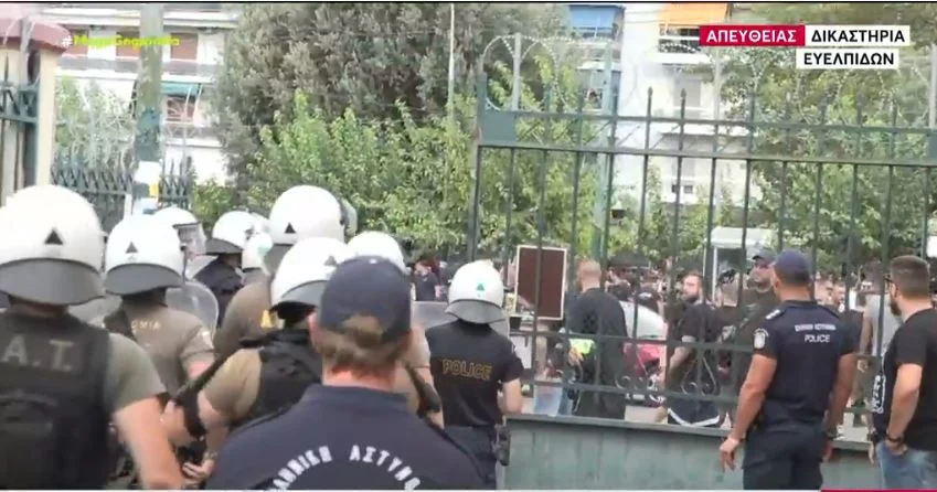 Ένταση στην Ευελπίδων μεταξύ φιλάθλων της ΑΕΚ και της αστυνομίας