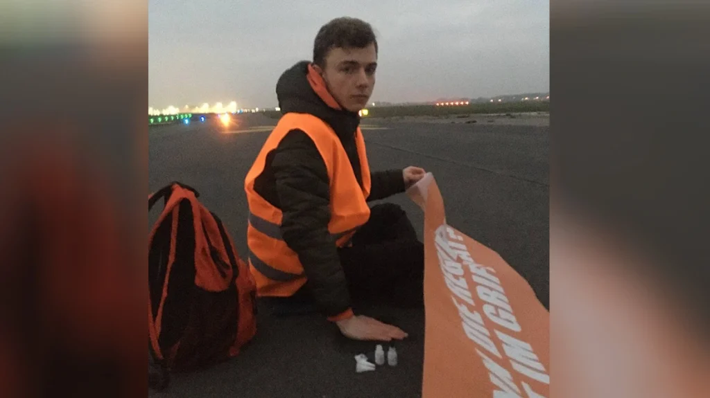 Πρόστιμο επιβλήθηκε σε ακτιβιστές που είχαν κολλήσει τα χέρια τους στους διαδρόμους αεροδρομίου της Γερμανίας