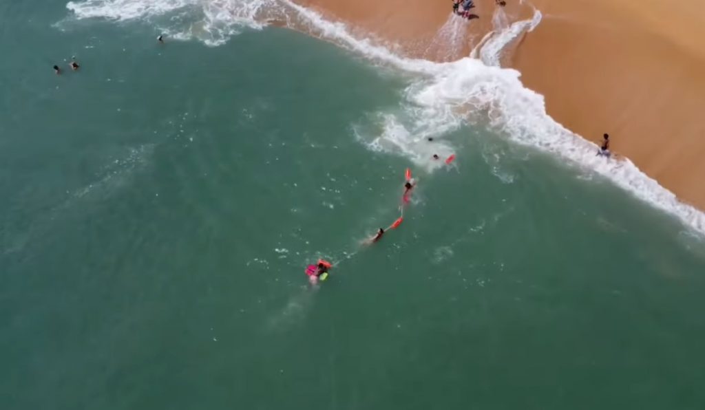 Drone κατέγραψε την στιγμή διάσωσης κολυμβητή από ναυαγοσώστες – Σχημάτισαν ανθρώπινη αλυσίδα για να τον σώσουν