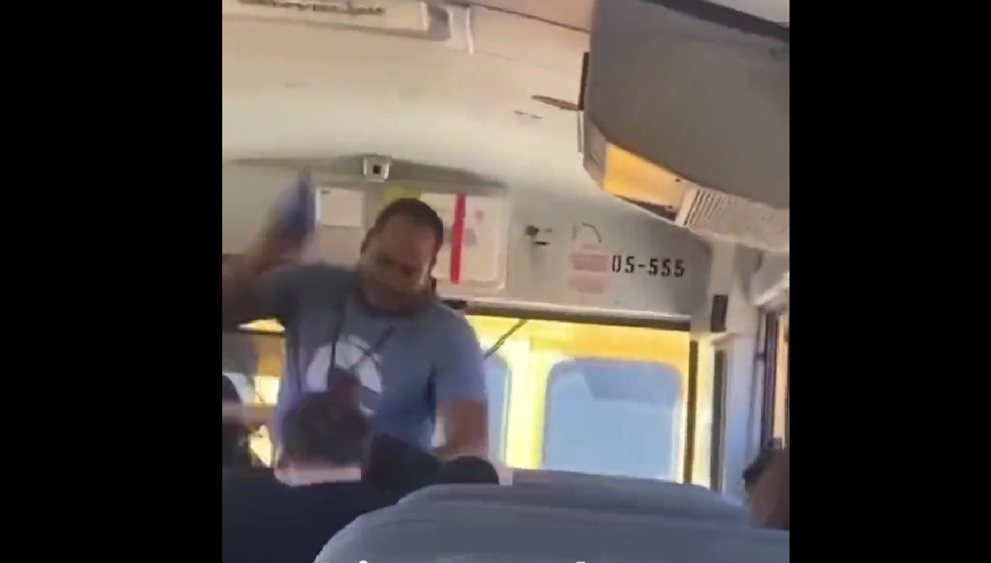 Η κοινωνία των ΗΠΑ σε κρίση; Οδηγός χτυπά αλύπητα παιδί με ψυχικό νόσημα γιατί ήθελε να κατέβει από το λεωφορείο (βίντεο)