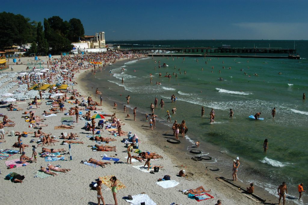 Άνοιξε για τους πολίτες η πρόσβαση σε παραλίες στην Οδησσό και όλοι με τα μαγιό γλεντάνε  (βίντεο)