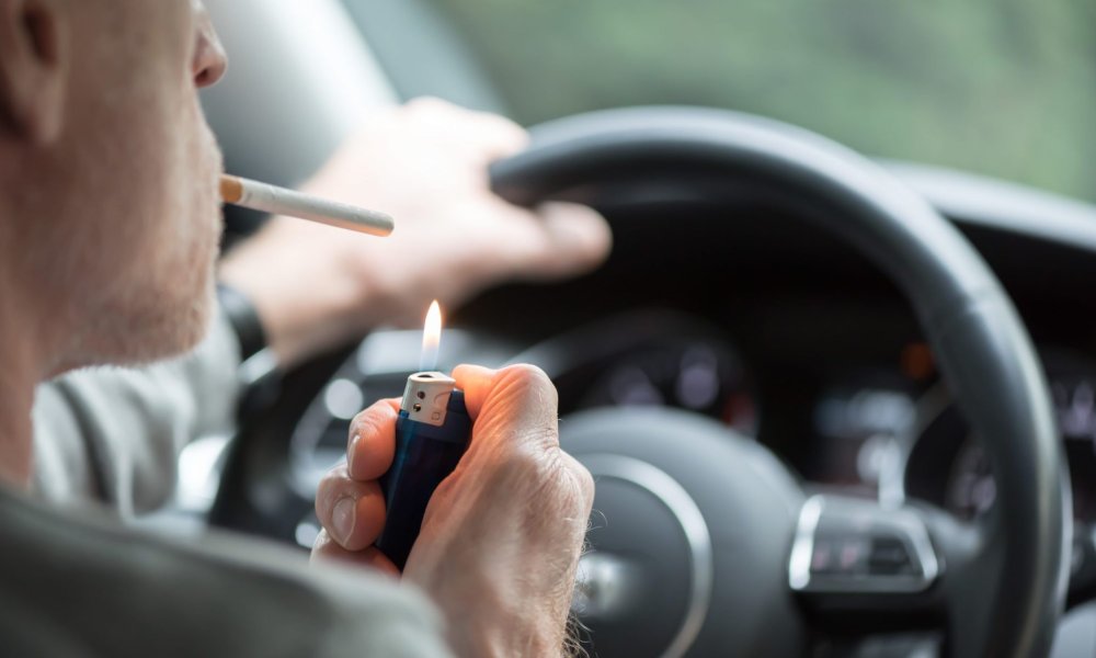 Κρήτη: «Καμπάνα» 1.500 ευρώ σε οδηγό που κάπνιζε στο αυτοκίνητο του