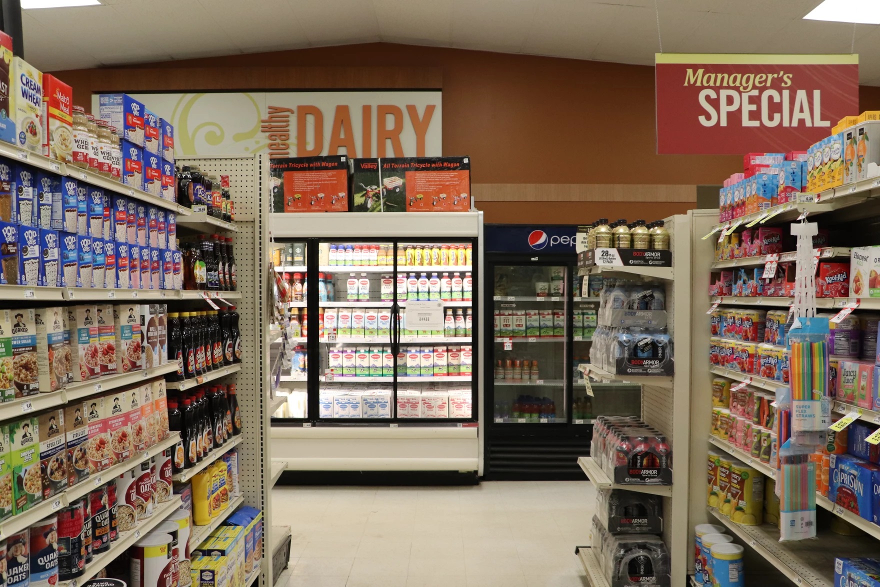 Γυναίκα από την Ουκρανία δείχνει πόσα πολλά ρωσικά προϊόντα πωλούν σούπερ-μάρκετ στις ΗΠΑ και εκνευρίζεται (βίντεο)