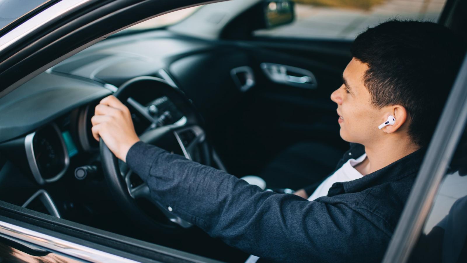 Μουσική στο αυτοκίνητο: Πότε μπορεί να φέρει «τσουχτερό» πρόστιμο και αφαίρεση διπλώματος;
