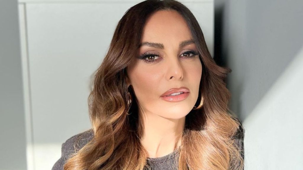 Μ.Μαγγίρα: Ποζάρει με μπικίνι ξαπλωμένη στα βράχια και μαγνητίζει όλα τα βλέμματα (φωτό)