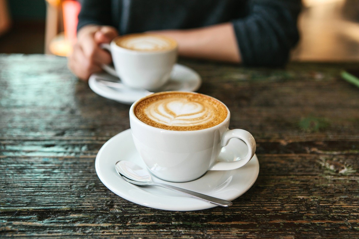 Ο λόγος που δεν πρέπει να πίνετε καφέ μόλις ξυπνάτε το πρωί – Ο ρόλος της κορτιζόλης