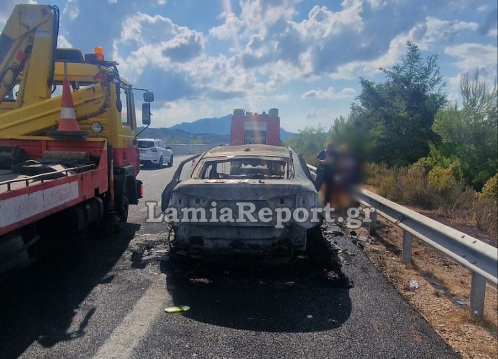 Φθιώτιδα: Πολυτελές όχημα τυλίχθηκε στις φλόγες στην εθνική οδό –  Δείτε φωτογραφίες
