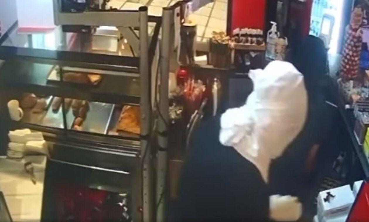 Βίντεο ντοκουμέντο από τη ληστεία σε μίνι μάρκετ της Θεσσαλονίκης – Οι δράστες έφυγαν με την ταμειακή μηχανή