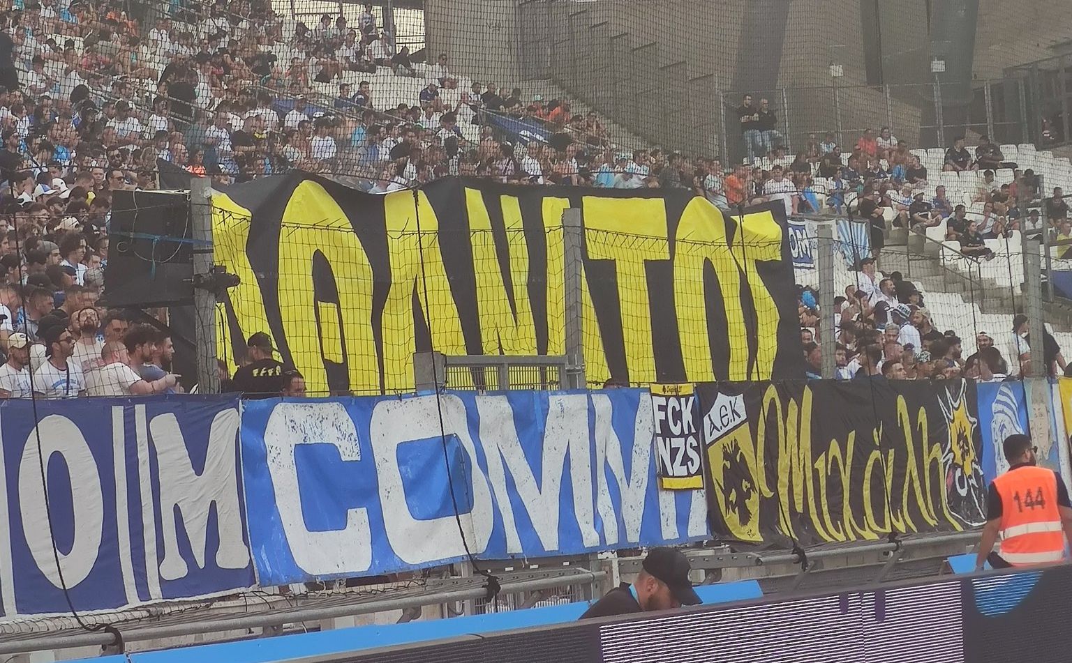 Γέμισε με πανό στη μνήμη του Μιχάλη Κατσουρή το γήπεδο της Μαρσέιγ – «Αθάνατος» (φώτο)