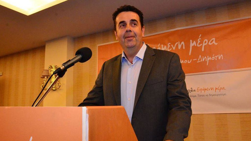 Πειθαρχική έρευνα για τον δήμαρχο Ναυπλιέων που πέταγε σκουπίδια και… περιττώματα στην πόρτα αντιπάλου του!