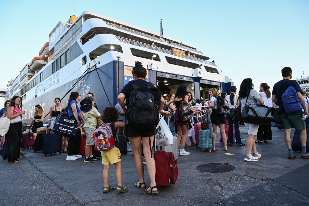 Όπου «φύγει-φύγει» οι Αθηναίοι: Μόνο από το λιμάνι του Πειραιά χθες έφυγαν 32.580 επιβάτες