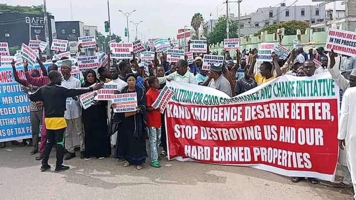Χιλιάδες Νιγηριανοί διαδήλωσαν κατά μίας επέμβασης στο Νίγηρα