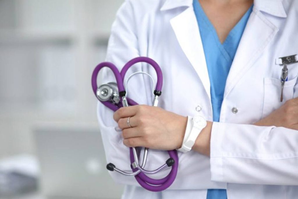 «Αιμορραγεί» το ΕΣΥ: Ολοένα και περισσότεροι γιατροί παραιτούνται από τα νοσοκομεία της επαρχίας