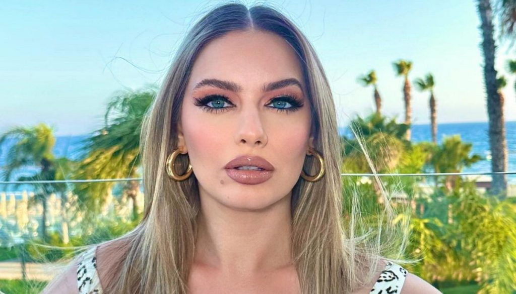 Ντόρα Μακρυγιάννη: Κάνει μπάνιο με το λάστιχο με το μπικίνι και «τρελαίνει» τον ανδρικό πληθυσμό (βίντεο)