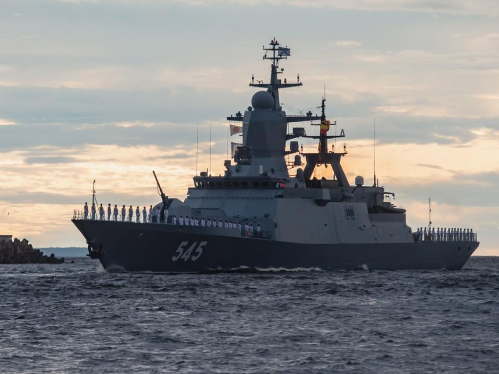 ΥΠΑΜ Ρωσίας: «Ρωσικό πολεμικό πλοίο εκτόξευσε προειδοποιητικά πυρά εναντίον φορτηγού πλοίου»