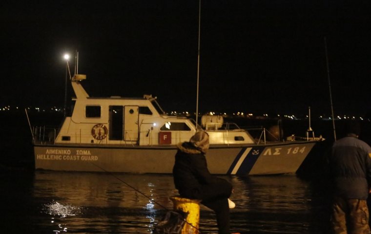 Μακρόνησος: Σκάφος «τυλίχτηκε» στις φλόγες – Καλά στην υγεία τους οι επιβαίνοντες