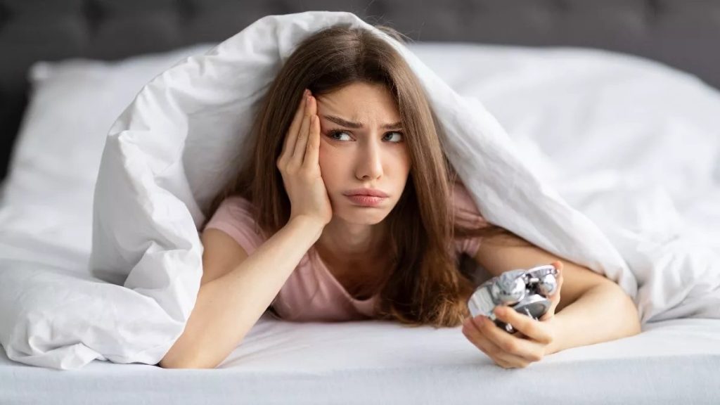 Νέα μελέτη: Ο ακανόνιστος ύπνος μπορεί να προκαλεί αλλαγές και στο μικροβίωμα του εντέρου