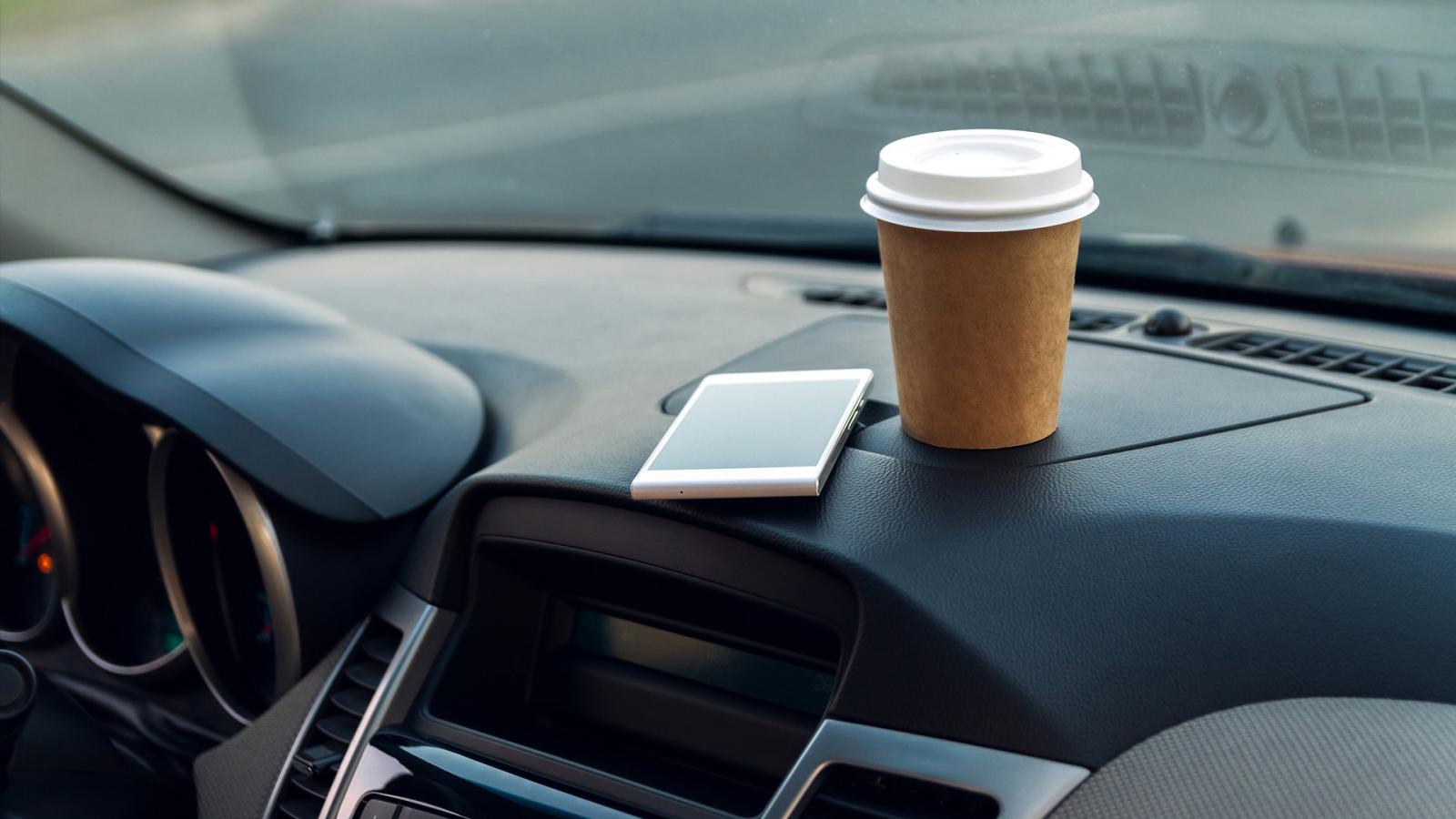 Τα πέντε πράγματα που δεν πρέπει να αφήνετε ποτέ μέσα στο αυτοκίνητό σας