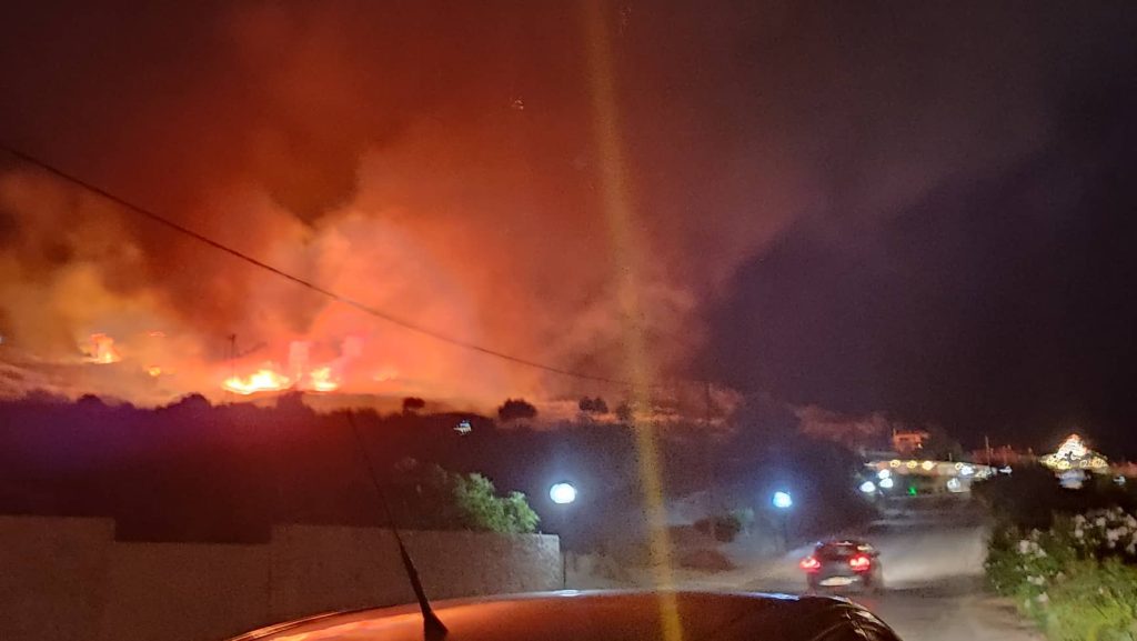 Υπό έλεγχο η φωτιά στην Κεφαλονιά – Τραυματίστηκε ο διοικητής της Πυροσβεστικής την ώρα της κατάσβεσης