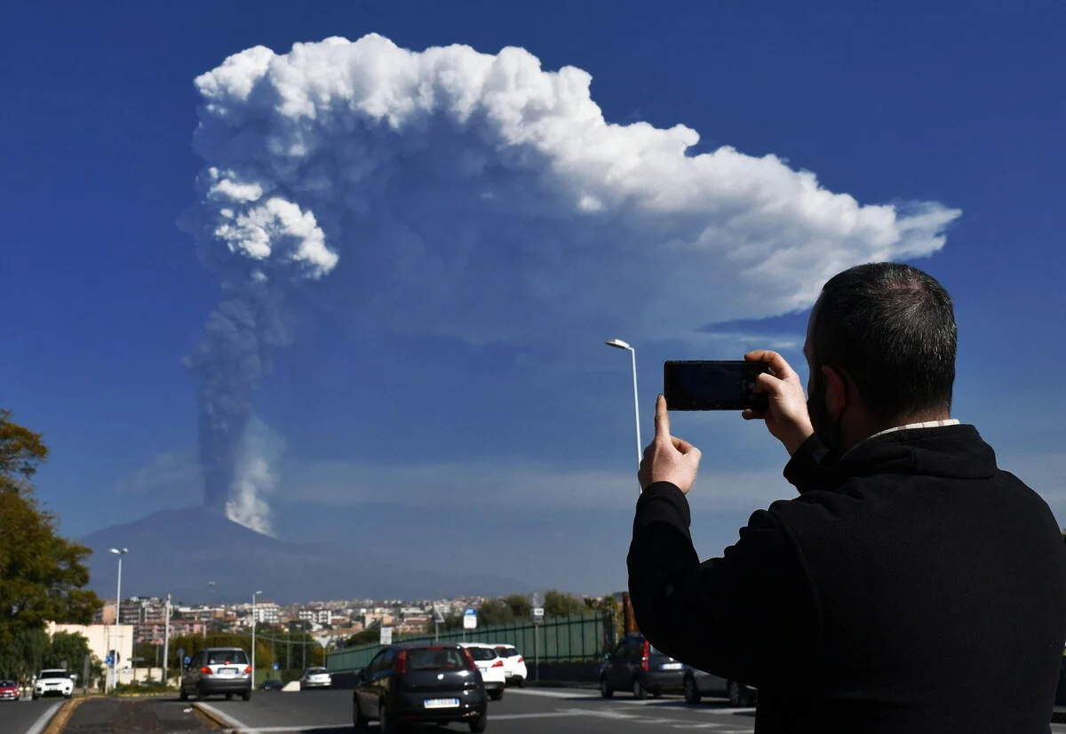 Σικελία: Έκλεισε το αεροδρόμιο της Κατάνιας έπειτα από έκρηξη της Αίτνας (βίντεο)