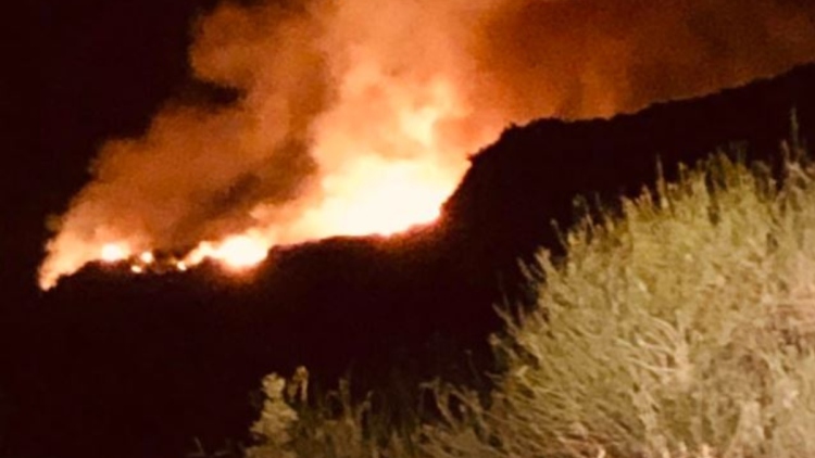 Μαίνεται η φωτιά στην Κεφαλονιά – Επιχειρούν έξι πτητικά μέσα και πάνω από 60 πυροσβέστες