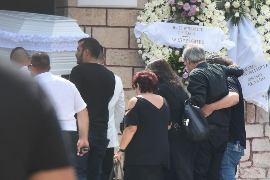 Συντετριμμένος ο Οδυσσέας Σταμούλης – Αυτή την ώρα η κηδεία του 11χρονου γιου του (φωτο)