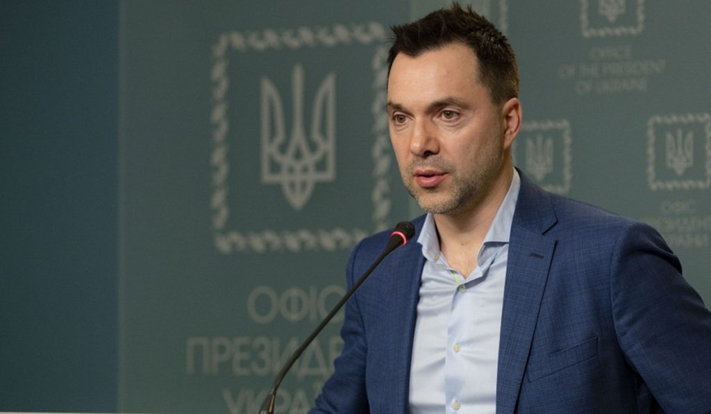 Α.Αρέστοβιτς: «Το κύριο λάθος μας είναι ότι απομυθοποιήσαμε τους Ρώσους» λέει πρώην σύμβουλος του Β.Ζελένσκι