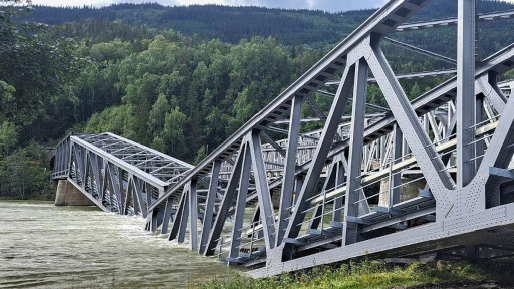 Νορβηγία: Κατέρρευσε σιδηροδρομική γέφυρα λόγω των πλημμυρών