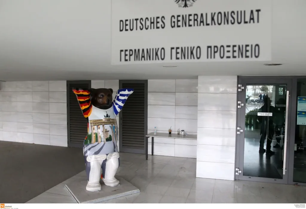 Πέταξαν τρικάκια υπέρ της αποφυλάκισης Τούρκων έξω από το Γερμανικό Προξενείο στη Θεσσαλονίκη