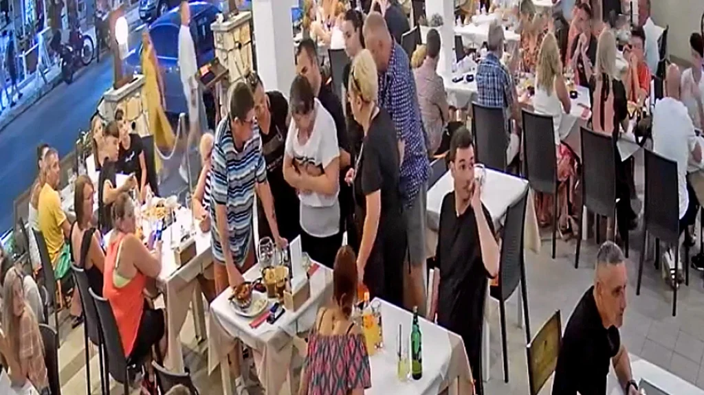 Ζάκυνθος: Η στιγμή που σερβιτόρος σώζει με λαβή Χάιμλιχ γυναίκα που πνίγεται σε εστιατόριο (βίντεο)