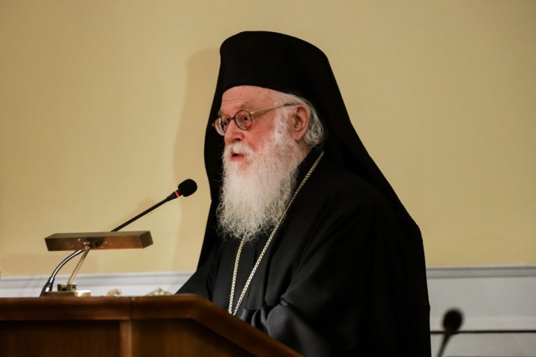 Η Εκκλησία της Αλβανίας καταγγέλλει ότι ο αρχιμανδρίτης της Κρήτης βρίζει τον Αρχιεπίσκοπο Αλβανίας στα social media