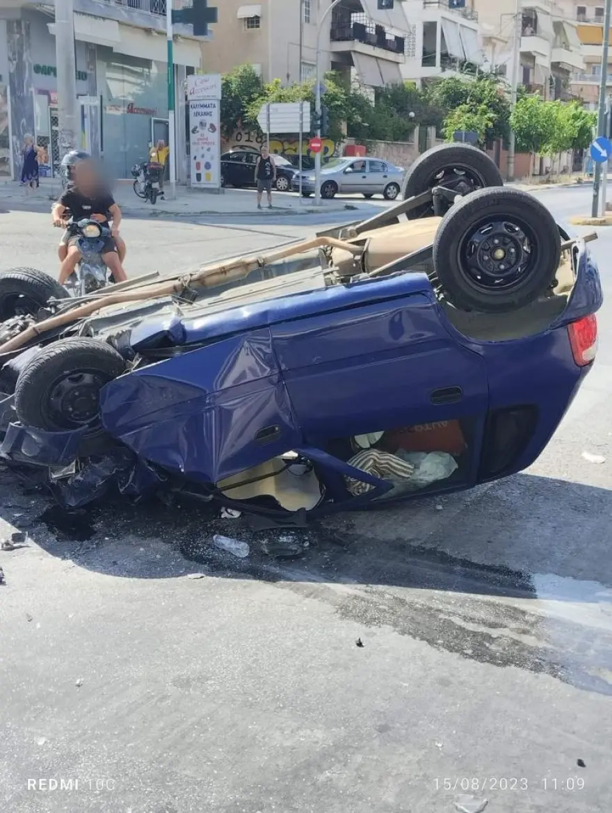 Ηλιούπολη: Αυτοκίνητα συγκρούστηκαν σε διασταύρωση – Δύο τραυματίες