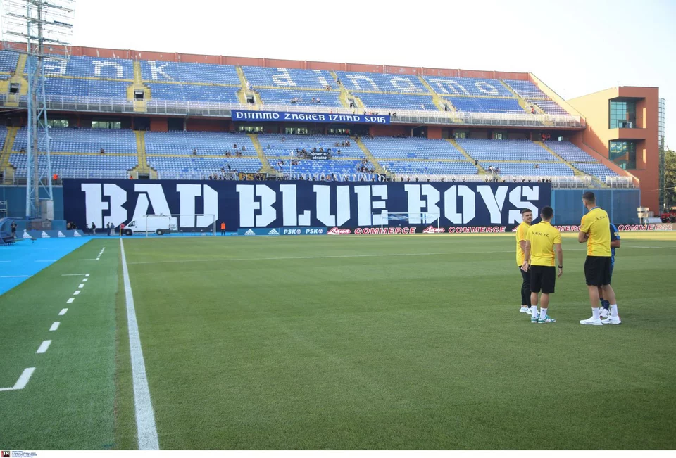 Έφτασε στο «Μάξιμιρ» η αποστολή της ΑΕΚ: Κρεμασμένα τεράστια πανό των ”Bad Blue Boys”