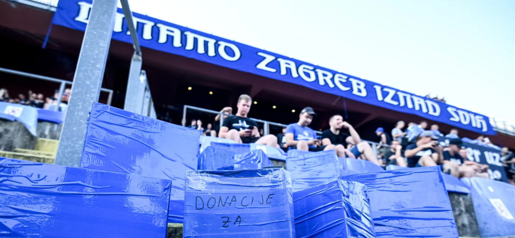 Οι οργανωμένοι της Ντιναμό Ζάγκρεμπ έστησαν μπλε κουτιά για τα «φυλακισμένα στην Ελλάδα αδέλφια τους»