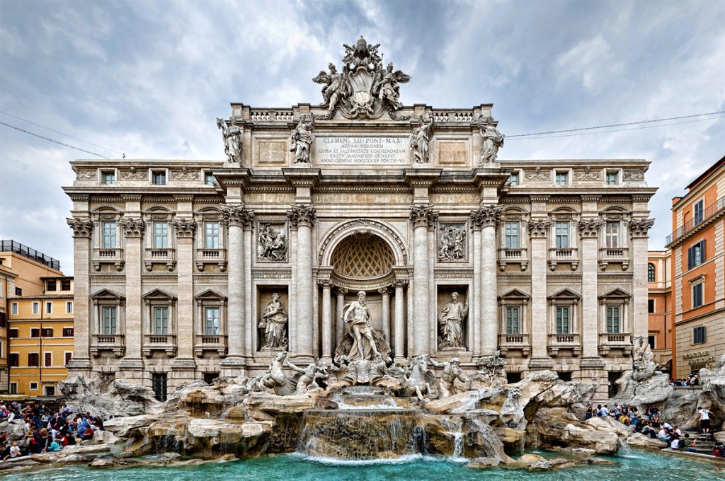 Ιταλία: Σάλος με γυναίκα που μπήκε στο σιντριβάνι της Φοντάνα ντι Τρέβι για να γεμίσει νερό ένα μπουκάλι