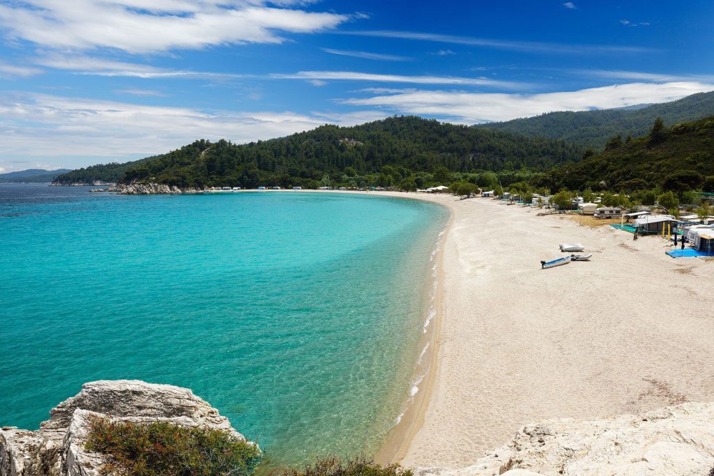 Χαλκιδική: Μητέρα καταγγέλλει beach bar ότι της απαγόρευσε να δώσει δικό της φαγητό στα μωρά παιδιά της