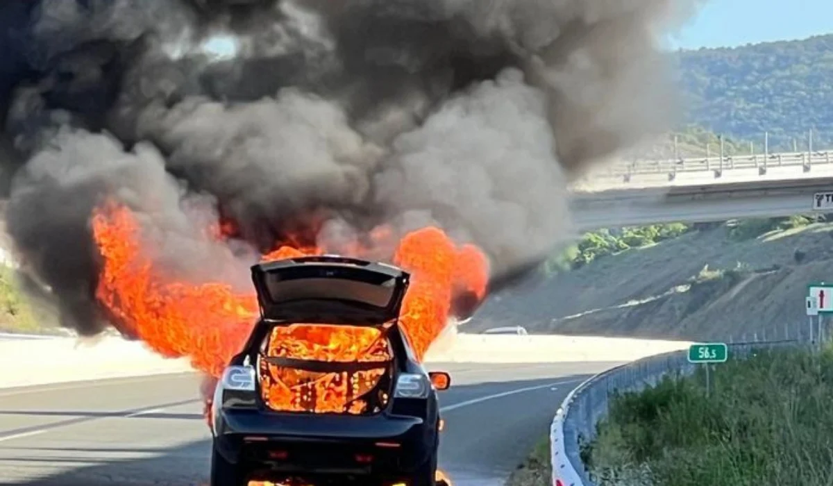 Αμάξι τυλίχθηκε στις φλόγες ενώ περνούσε τη γέφυρα στον Ισθμό Κορίνθου