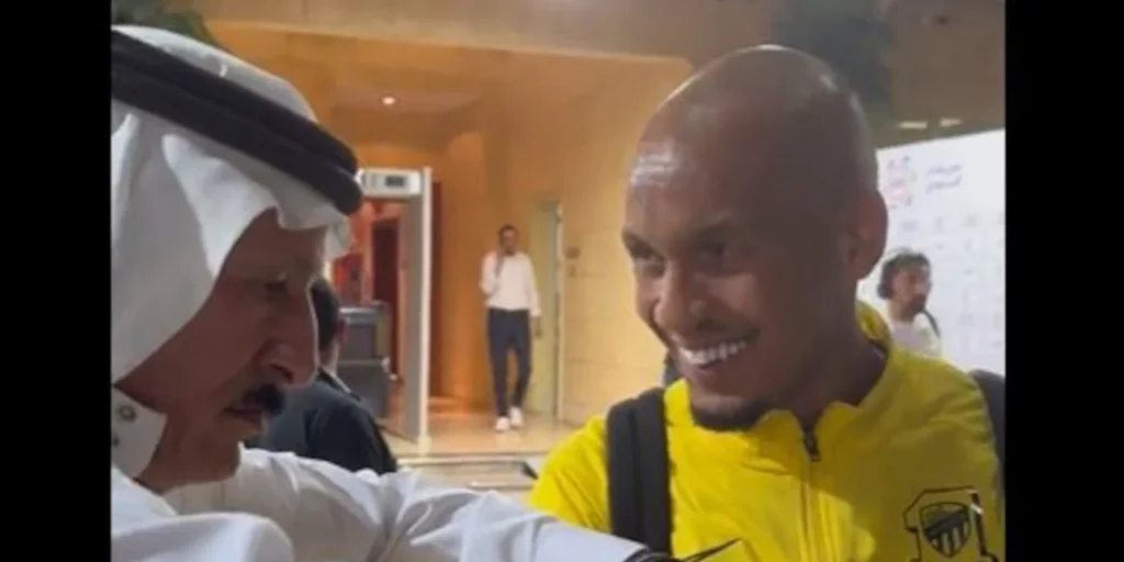 «Ρέει το χρήμα»: Σαουδάραβας φίλαθλος χάρισε ένα Rolex στον Φαμπίνιο επειδή… έπαιξε καλά (βίντεο)