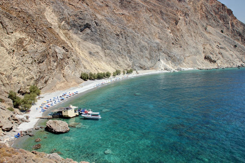 Κρήτη: Εκκενώνεται η παραλία Γλυκά Νερά στα Σφακιά – Φόβοι για κατολίσθηση