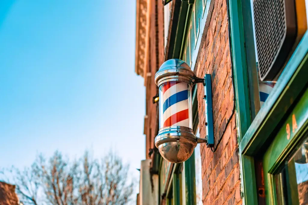 Barber’s Pole: Εσείς γνωρίζετε τι συμβολίζει το διάσημο σήμα που είναι έξω από κάθε κουρείο;