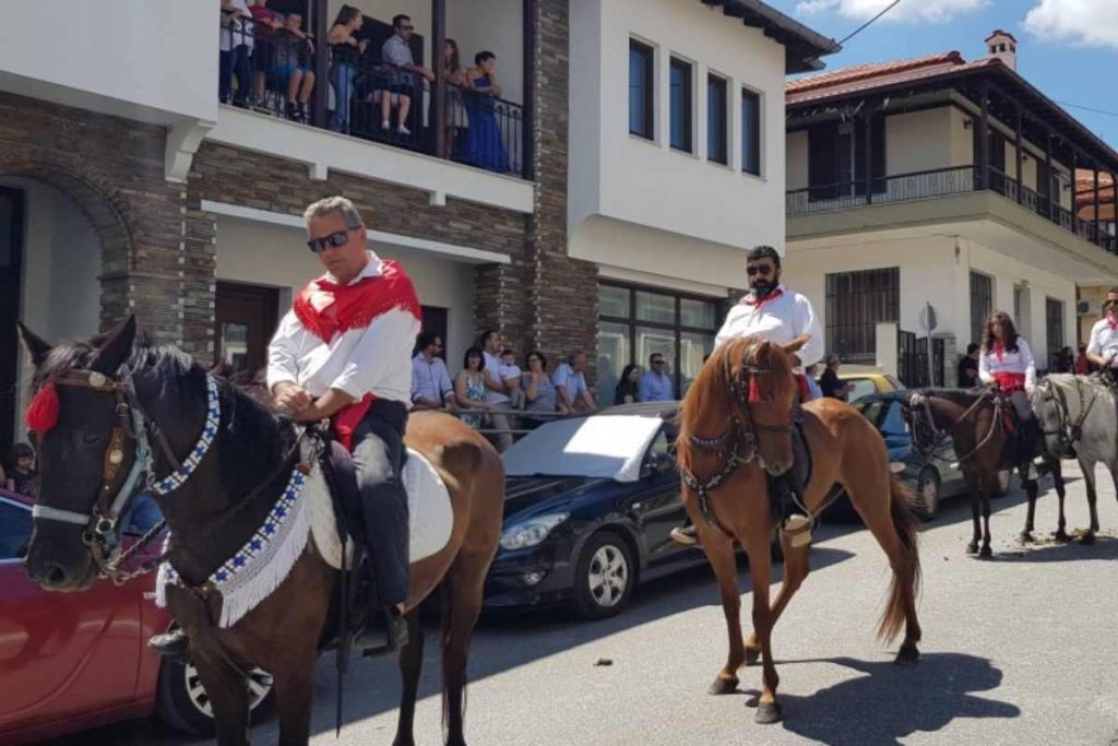 Σιάτιστα Κοζάνης: Η εντυπωσιακή παρέλαση των καβαλάρηδων της Παναγιάς (βίντεο)