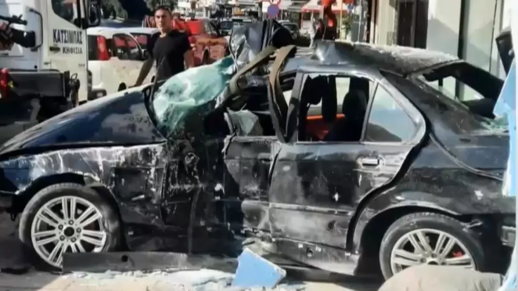 Σοβαρό τροχαίο στη Λεωφόρο Κηφισίας – Αυτοκίνητο εισέβαλε σε κατάστημα και διέλυσε την τζαμαρία